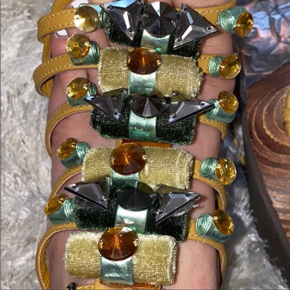 Two lips embellished crystal like open toe wedge shoes sandals - Picture 2 of 11